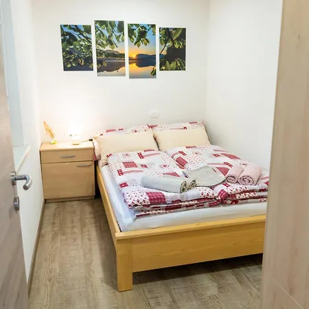 Apartma Pri Lipi *