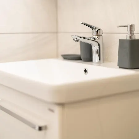 Apartma Pri Lipi דירה *