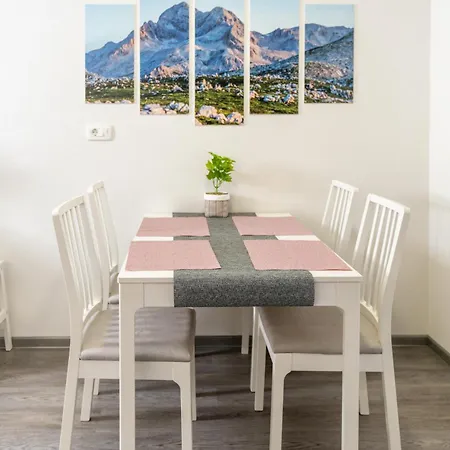 Apartma Pri Lipi *