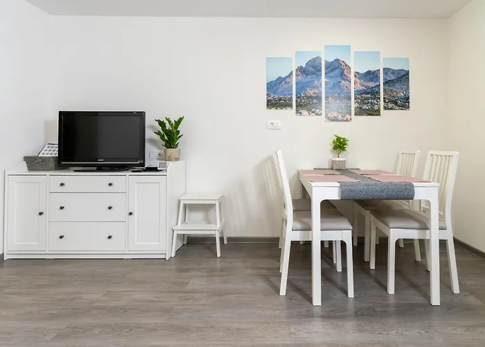 Daire Apartma Pri Lipi